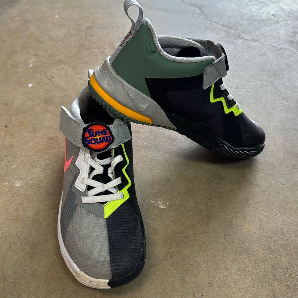 GUC Nike Kids Bugs Bunny Tunes Squad Shoe, Size 2Y worn a handful of times